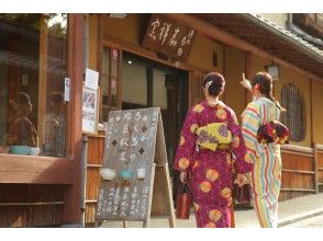 玄関前の看板が目印