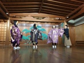 Experience the movement of Noh by wearing Noh masks and costumes