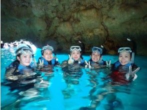 青の洞窟ブルーで記念撮影