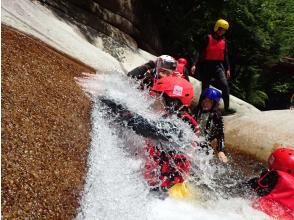 顔に水が・・・、
