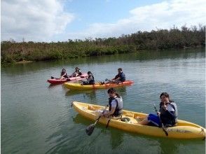 เรากำลังขี่หลักสูตรของเรือคายัคที่