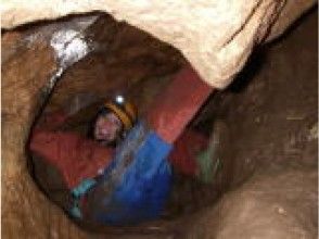 5mの岩のトンネルを降りる
