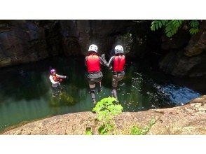 西表島でキャニオニングまたは滝トレッキング