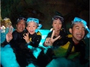 青の洞窟の輝く水面で 記念撮影