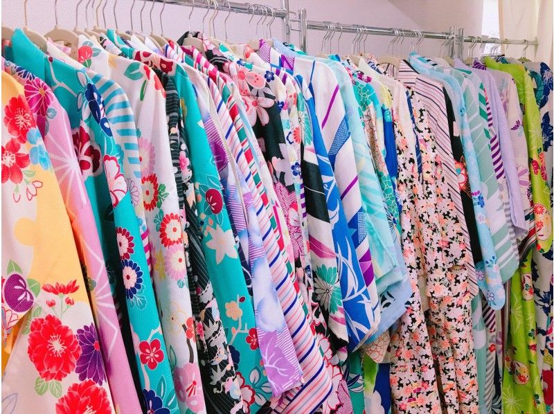 [浅草推荐的和服租赁店] 「浅草爱和服」是一家人气商店，以合理的价格提供各种可爱的和服和浴衣。