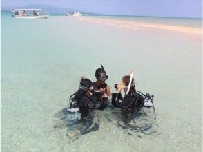 Diving class in shallow water where you can reach your feet