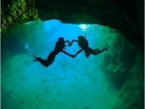 Commemorative photo taken in the blue cave