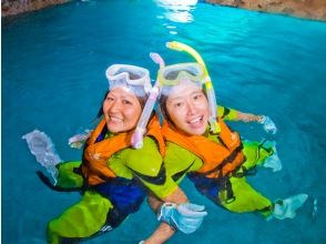 青く輝く水面に感動！