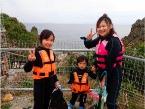 Commemorative photo with the sea in the background