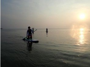 穏やかな夕凪の海に漕ぎ出します。浮力がある大きめのボードなので、バランスが苦手な方でも大丈夫。