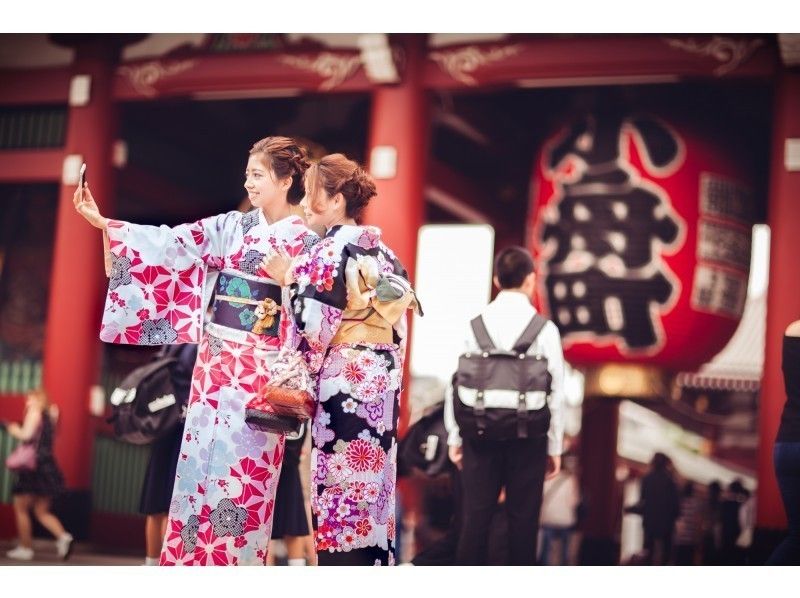 ร้านเช่าชุดกิโมโน VASARA Asakusa Ekimae Store Asakusa Nakamise Kimono Yukata Rental ผู้หญิงเพลิดเพลินกับการเดินเล่นรอบวัด Sensoji