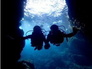 Take a commemorative photo in the blue cave.