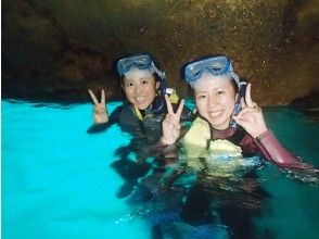 Experience the mysterious blue cave, and of course take a commemorative photo ♪