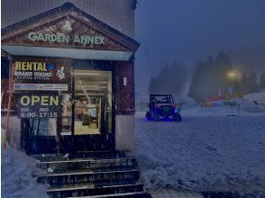 จุดนัดพบคือร้านเช่าสกีชั้น 1 "เคาน์เตอร์ต้อนรับ Snow Night Buggy"