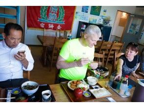 ランチには新鮮な地元グルメを