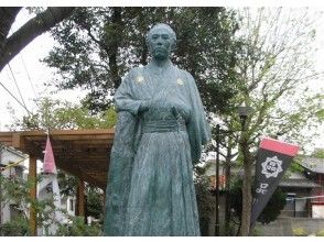 歴史を知るスポット：坂本龍馬像