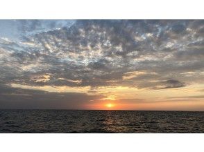 沈む夕陽を見ながら港へ戻ります