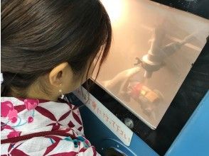 専用の機械で砂を吹き付けます。