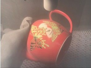 磁器の表面の赤が削り取られます。