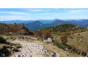 秋の絶景を見ながらの登山です　※日光白根山の例です