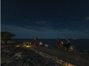 望遠鏡で覗く