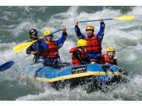 Join forces with your friends and go down the river