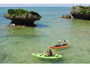 カヤックツアーに出発。透明度の高い沖縄の海を水面上から堪能