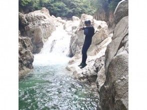 「しずくの滝」でジャンプして遊ぼ！