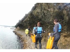 岩場を探検しながら、冒険気分で「青の洞窟」に到着