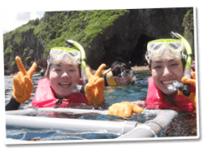 바다에 들어가 얕은 물에서 스노클링 연습