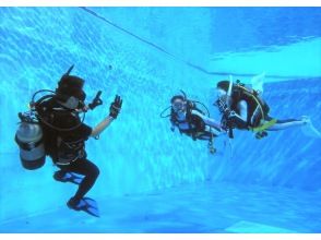 【1日目：限定水域＋海洋実習#1】まずは足のつく環境で慣れてから、海へ。怖さを増やさない順番