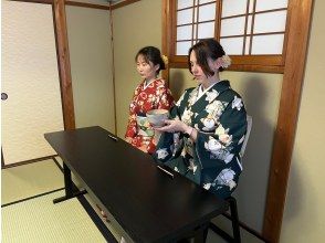 Tea ceremony experience class using a standing shelf