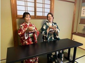 Tea ceremony experience class using a standing shelf