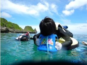 シュノーケルの説明をして海に入っていきます！