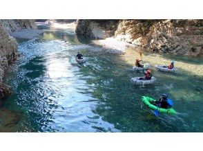 滞迫峡の水辺で