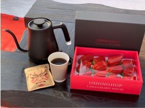 プラカップに詰め放題のいちごとオリジナルコーヒーをご飲食♪
