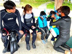 Explanation on how to use snorkeling equipment at the waiting area at the port ♪