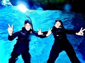 Let's take a commemorative photo on the sparkling water surface of the Blue Cave ♪