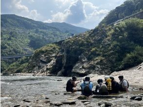 川に浸かって安全説明