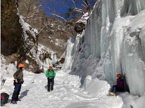 見事な氷のカーテンが広がっています。