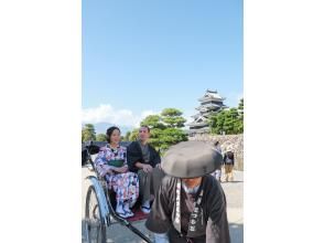【乘坐人力车游览松本城和城下町】