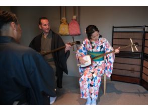 [Learning about shamisen from musicians and watching live performances]