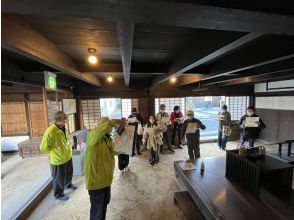 参观久坂宿的旧旅馆“川坂屋”