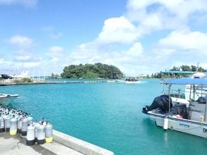 เรือออกจากถ้ำการดำน้ำตื้น(Snorkeling)สีฟ้า! !