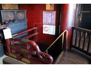 Greet the monk of Zenkoji and start the English walking tour.