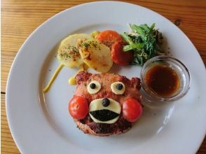 くまモン型のソーセージ作り体験と昼食