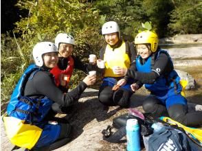 美しい渓谷でおやつタイム