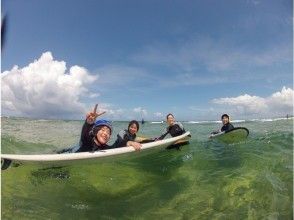 親子一緒に沖縄の海でサーフィンデビュー！