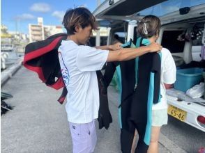 ウェットスーツもしくはライフジャケット