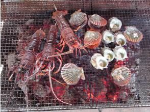 さとうみ庵へ戻り、海女さんが手焼きする魚介類の食事　(90分)